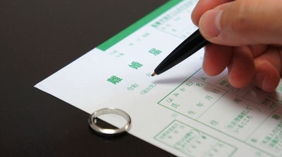 自ら2回離婚したカウンセラー「24歳年下夫と離婚した理由はズバリ洗濯とエアコン。五感や価値観の<不満>を乗り越えるのは大変で…」
