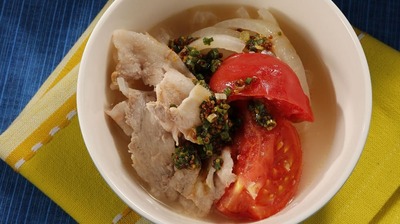 ひとり鍋におすすめ「豚肉とトマトの重ね蒸し鍋」たれには意外な調味料を!トマトをくずしながら食べる絶品洋風鍋。いつもの鍋に変化をつけるおすすめ食材もご紹介