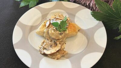 「材料は3つだけなのに、まるでレストランのお料理みたい」と大反響!7分でできるチキンのマッシュルームクリームチーズソース
