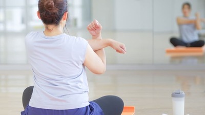50代夫婦「リビングでヨガばかり」の妻に夫が疑惑を抱いた理由とは…離婚カウンセラー「普段の<報告>が円満のコツ」