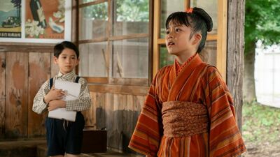 明日の『あんぱん』あらすじ。父・結太郎の死を前に一粒の涙も流さなかったのぶ。心配した嵩はのぶに一枚の絵を差し出して…<ネタバレあり>