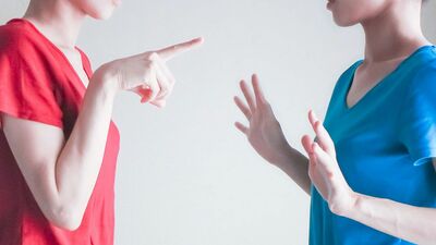 「距離をおきなさいよ!」スーパーのレジ待ち、一歩詰めたら前の人に怒鳴られた。ちょっとした行き違いでクレームをつけられ…