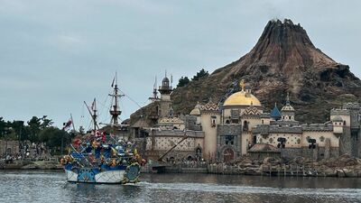 おばさん2人でクリスマスの東京ディズニーシーへ!水上のサンタに会える!シックなカウンターでオリジナルカクテルも…