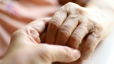 大腸がんステージ4で「余命3か月」宣告されてから7年7か月生きた夫。老老介護に疲弊、入院させようとしたら40代の娘から「かわいそう」と言われ〈前編〉