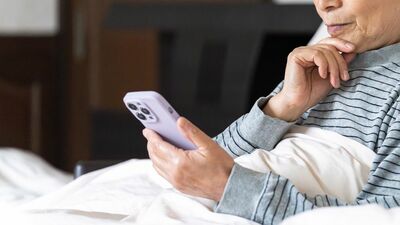 朝7時、鳴り続けるLINEの通知音。退任する先生にお礼すべきか、好き勝手に発言する公民館の文化サークルの仲間たちに、30年前の母の苦悩を思い出す