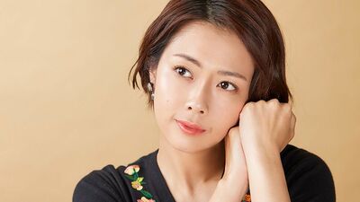 大和田美帆さんが大和田獏さんと『徹子の部屋』に登場。岡江久美子さんの思い出を語る「母・岡江久美子はみんなを照らす《太陽》でした。父とともに喪失感を乗り越えて」