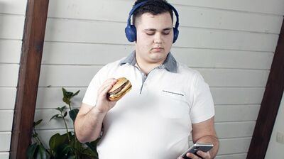 ダイエットに最適な曲は? クイーンはインド料理、エド・シーランは中華と相性が良い!? 食べ物と音楽の不思議な関係