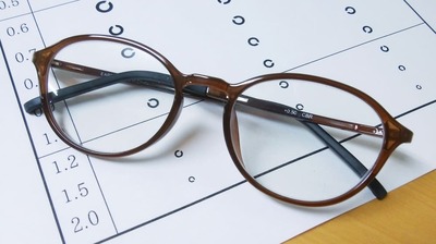 30代からでも老眼鏡を使うべき理由「使用が早いと老眼が早く進むのでは?という人もいますが…」眼科医が実践する目の休め方